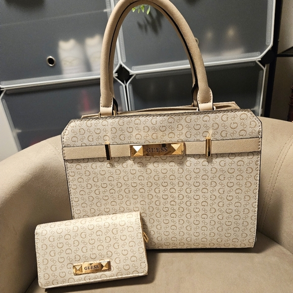 Guess Wallet & Purse - Picture 1 of 3